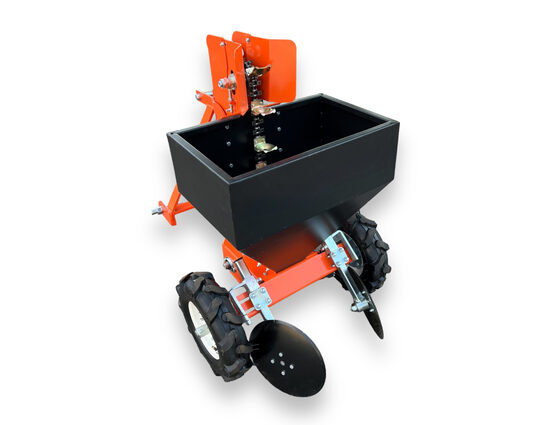 ◉ PIANTATRICI DI PATATE: Sistema di Attacco a 3 Punti, Profondità di semina 6 cm. - 10 cm. Distanza Regolabile da 29 cm. a 35 cm. Per i Trattori da 25 CV.